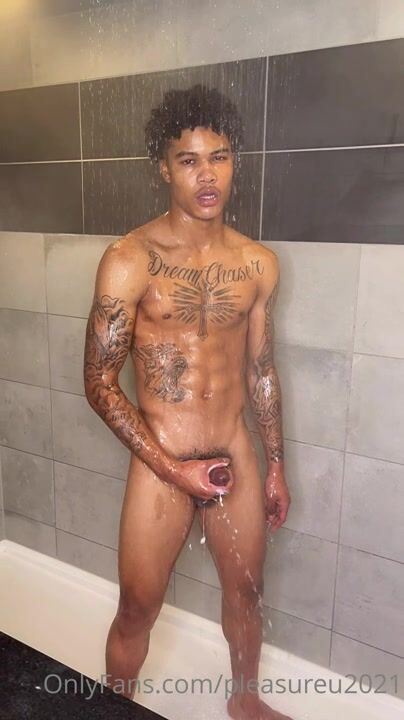 Light-skin bbc hunk jerks and unloads