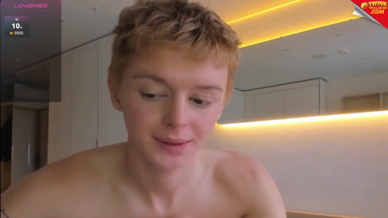المراهق الجميل أنجيلاندرو في عرض أنبوب ساخن