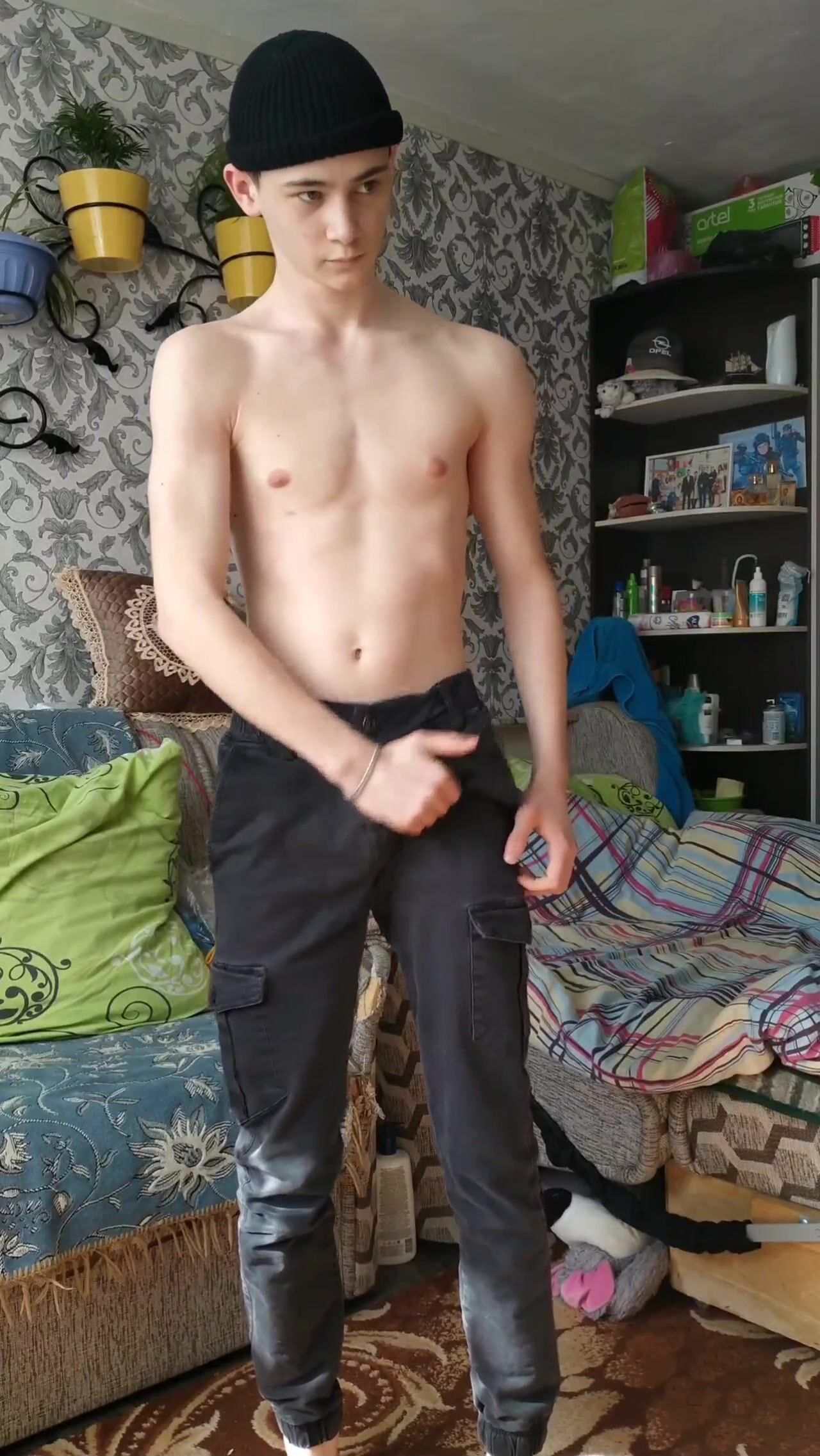 Garçon russe sexy caresse sa bite dure