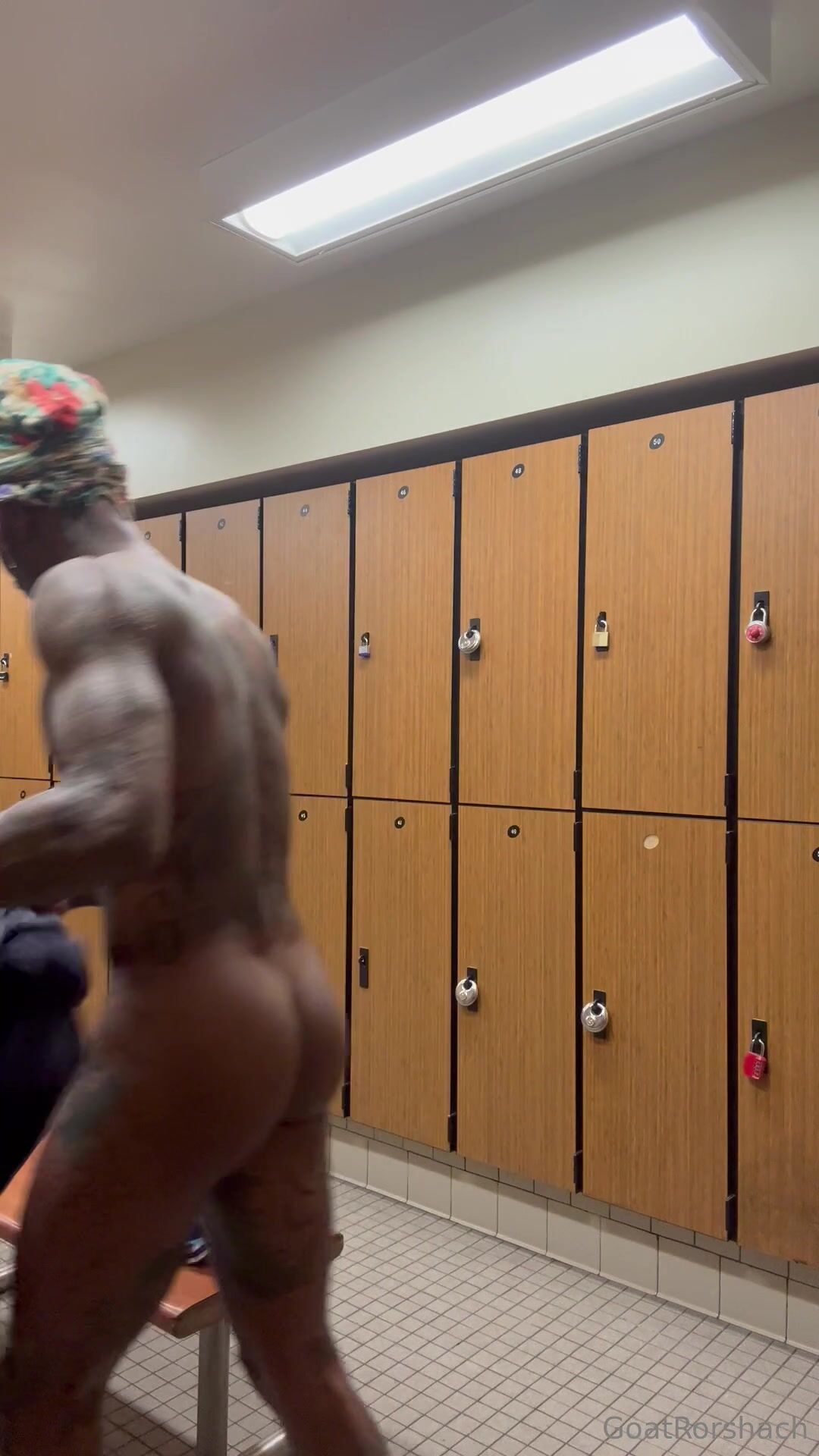 Tatted black gym stud changing