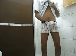 बड़े लंड वाला किशोर जोर से हिलाता है 2