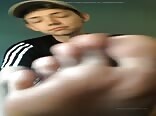 Ado sexy lèche ses propres pieds