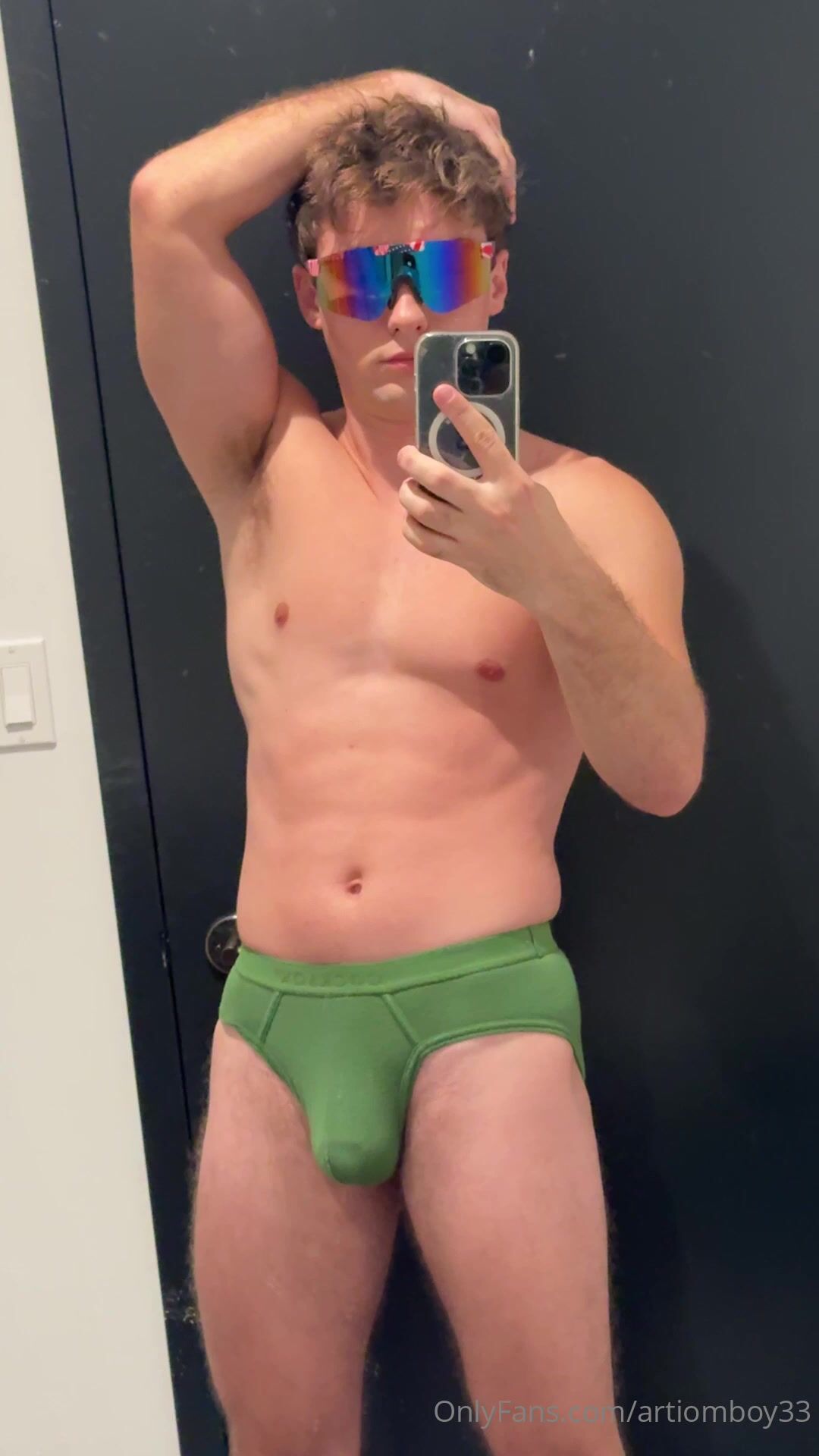 Ucraniano twink provoca a papá con bulto muscular