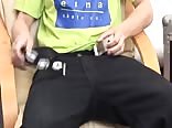 Ungepflegter blonder junge kommt hart