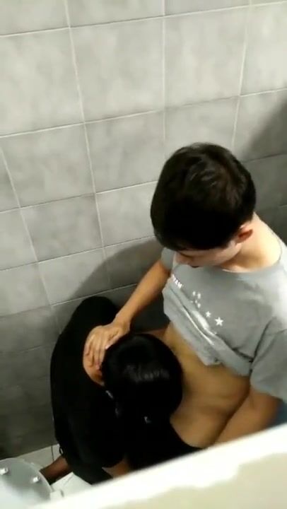 肌肉爹地在上海厕所里无套干小男生
