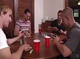 Ado partage la grosse queue bareback du daddy musclé