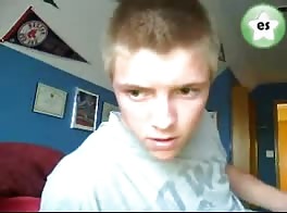 Glatter blonder twink wichst