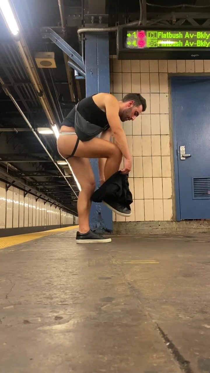 Deportista depilado se masturba en andén del metro