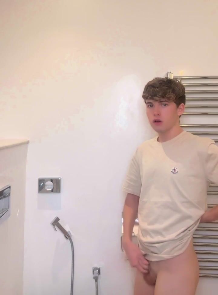 Twink depilado com fimose bate uma pica dura
