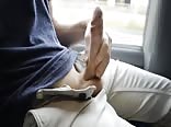 Arrogante rasierte jungs fahren mit dem öffentlichen bus