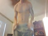 Joven pelirrojo afeitado suave eyacula sin condón