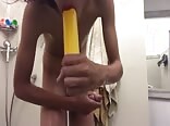 Rasierter twink spielt hart