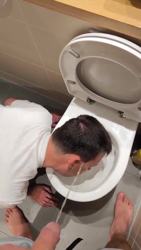 剃った包皮チンコがツインクの頭に小便