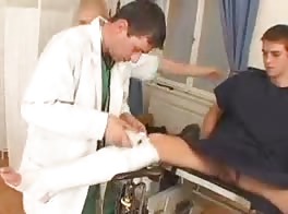 Kurzes bein-gips-fetisch-spiel