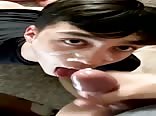 細身の少年がパパの生の巨根を受け入れる