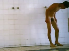 Mec sous la douche branle sans éjaculer