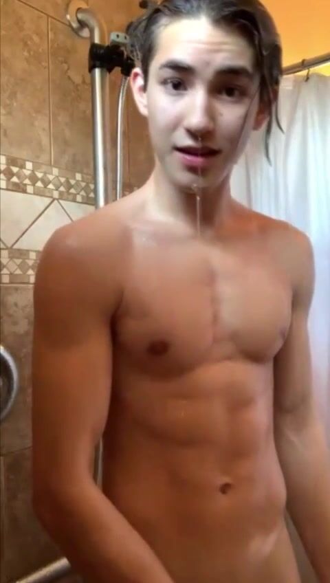 Muskel-daddy fickt twink blank im dusch-facetime