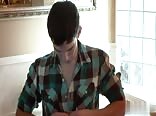твинк раздевается и дрочит в горячем душе