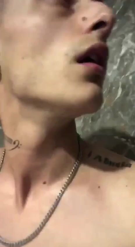 Garoto adolescente goza no chuveiro