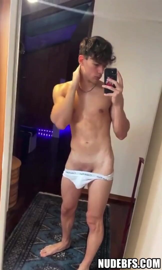 Twink daddy spannt muskeln an und zeigt schwanz