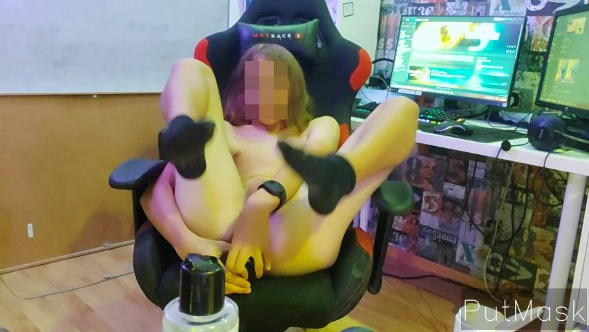 Shy gamer stuffs himself with dildo