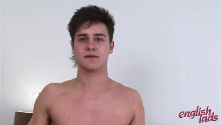 Joel twink tímido follado sin condón por papá musculoso