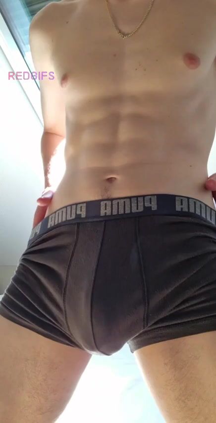 Beau mec musclé exhibe sa grosse bite non circoncise