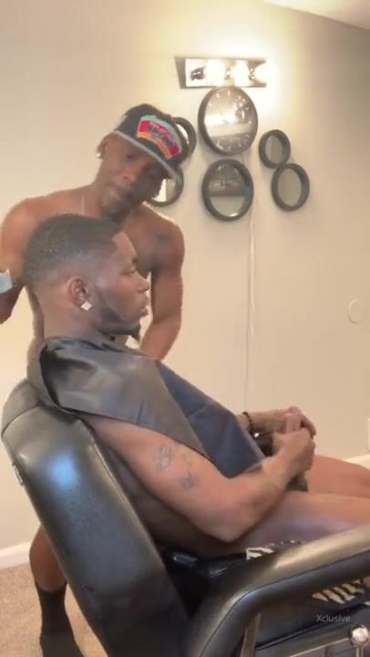 El barbero arde con el más guapo