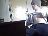 صبي التزلج على الجليد يلمس قضibe