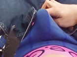 スケーターはゆるいパンツの中でオナニーをし、自分の靴を激しく犯す