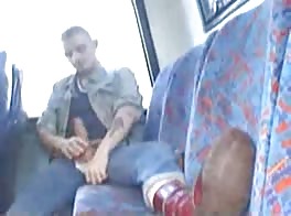 Mec se fait déshabiller dans le bus
