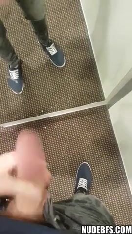 Ado mince de 19 ans branle sa bite non circoncis dans le vestiaire
