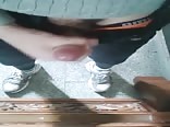 アジアの若者が鏡の前で射精する