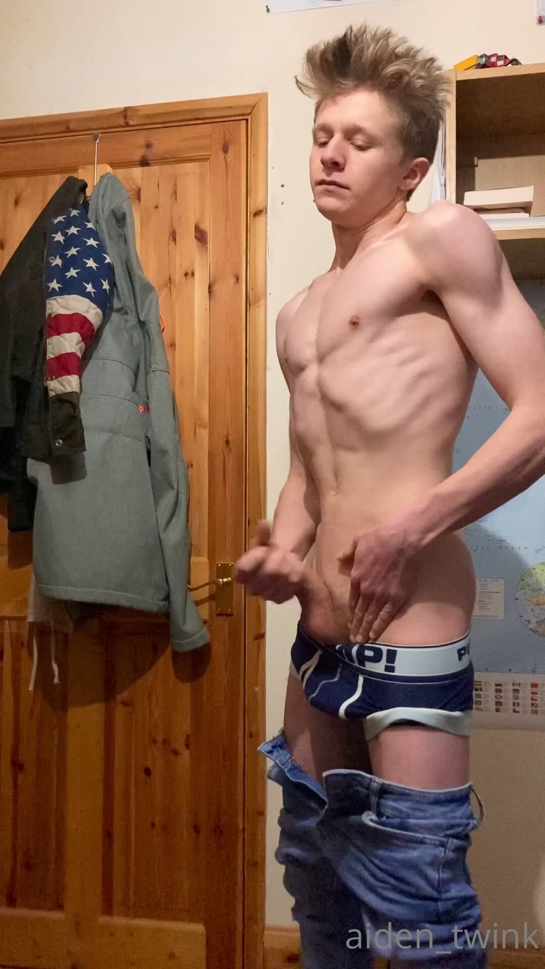 Der blonde twink aiden kommt hart