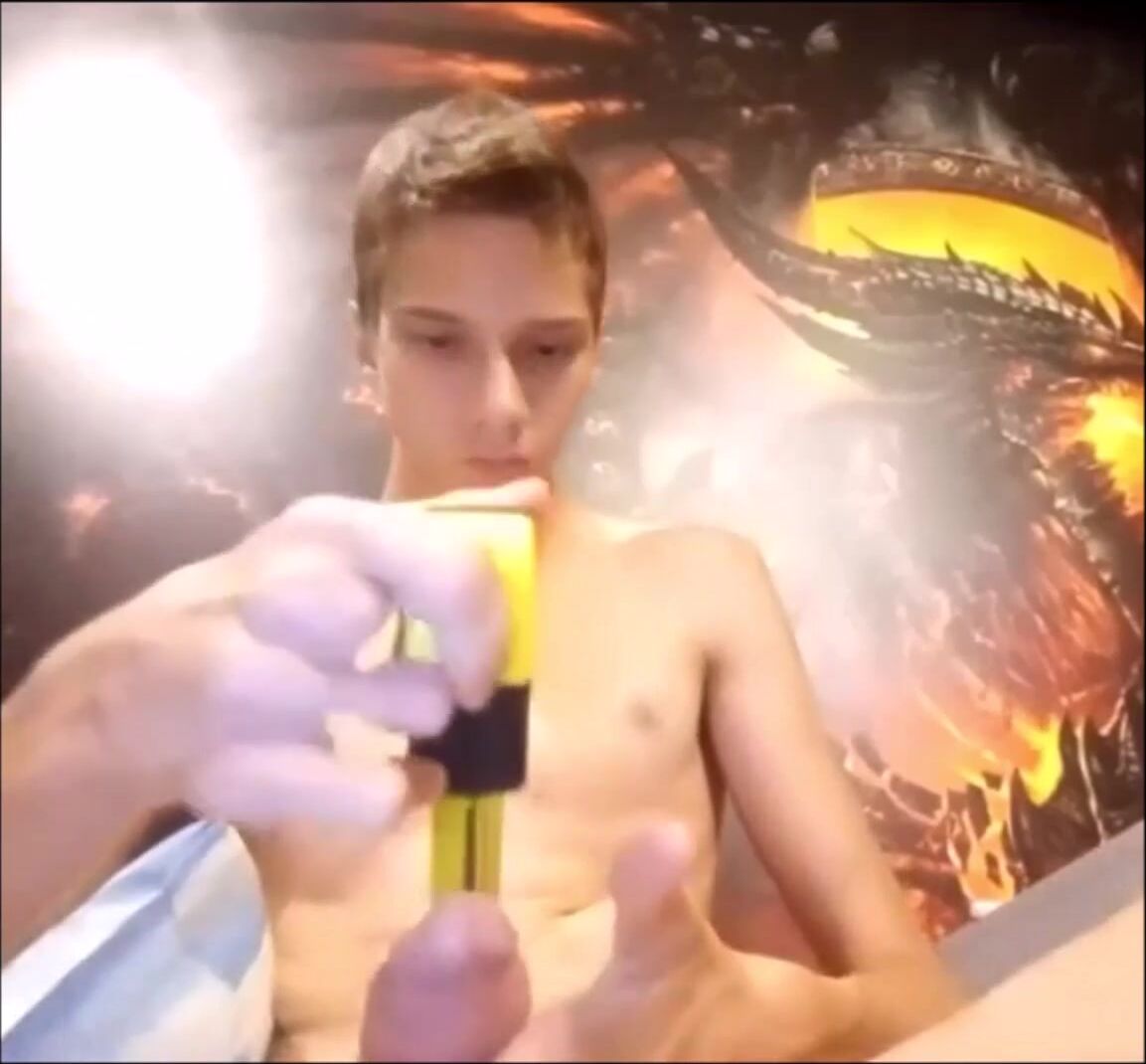 Ado maigre se branle en show porno sur cam star