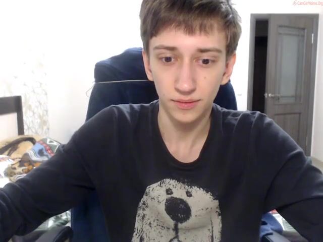 Muscular twink flexes on cam for boys porn
