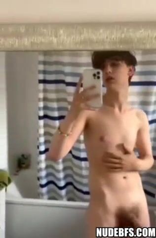 Schlanker twink präsentiert schwanz für muskulösen daddy ohne kondom