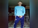 شاب نحيف، زبر كبير، يستمني ويقذف في المطبخ / بيغود