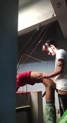 Adolescente hambriento follado a pelo afuera