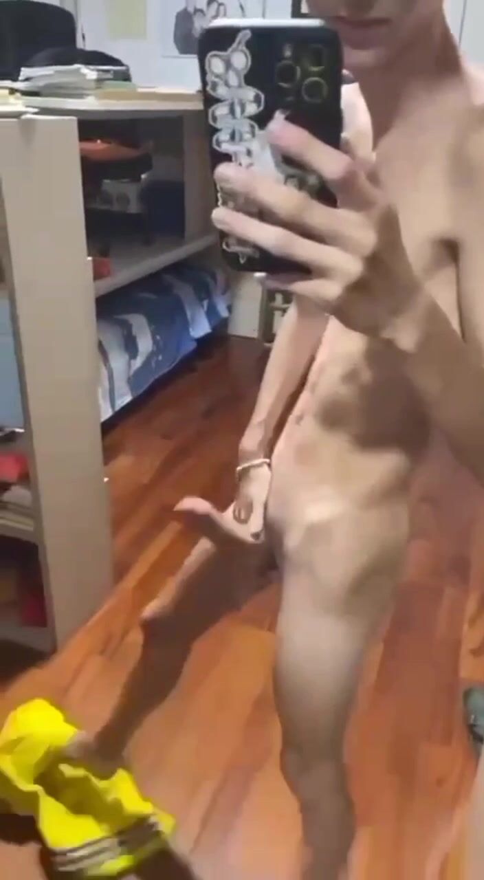 Flaco italiano muestra su gran polla