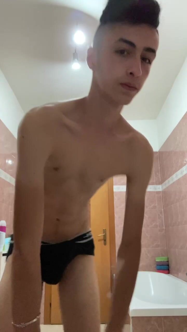 Adolescente italiano muestra su gran polla