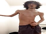 Ado maigre et nerd éjacule son gros jus
