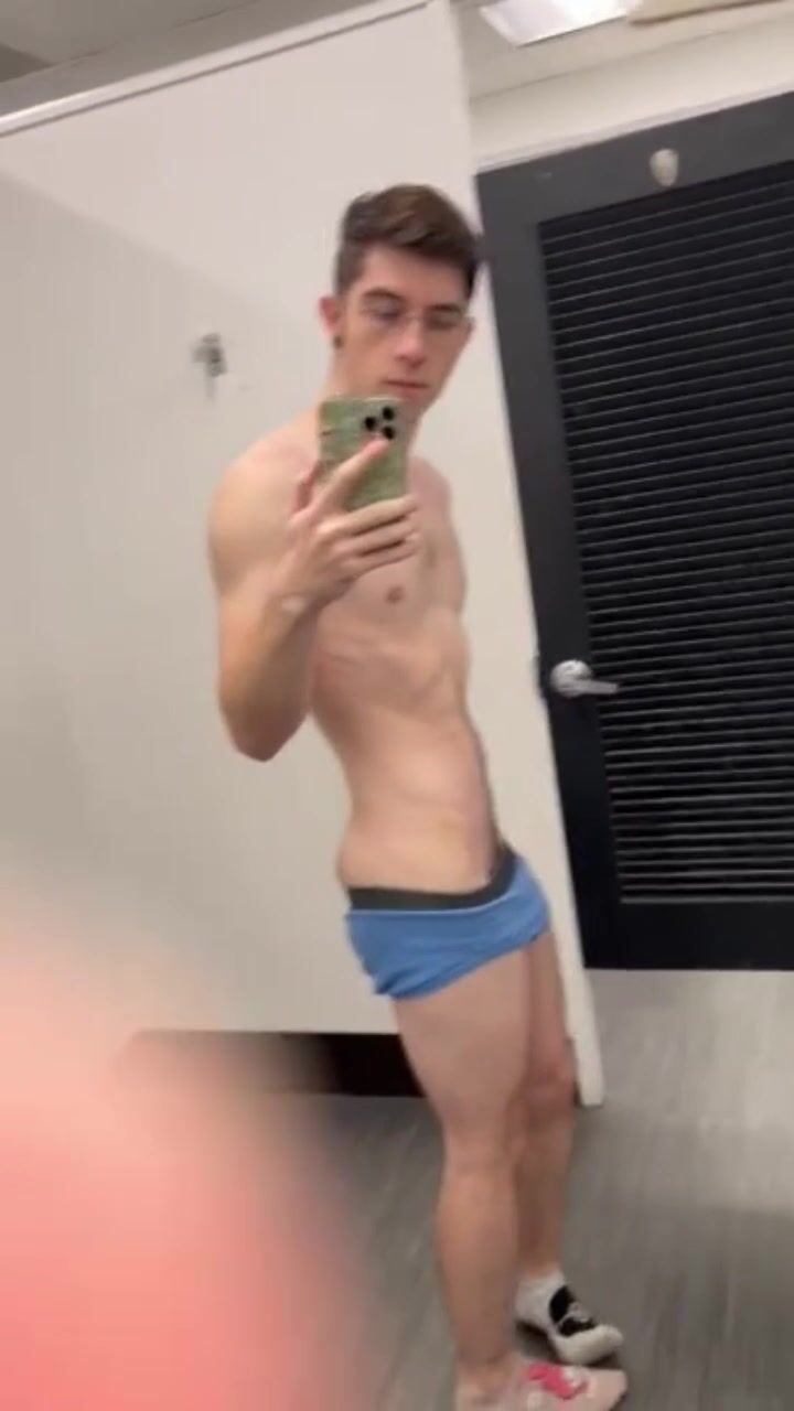 Dünner nerdy-twink wichst und spritzt in umkleide
