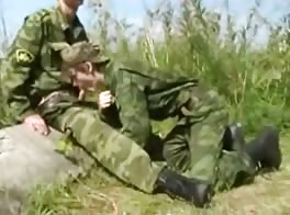 Soldado russo fumando fode seu companheiro magro