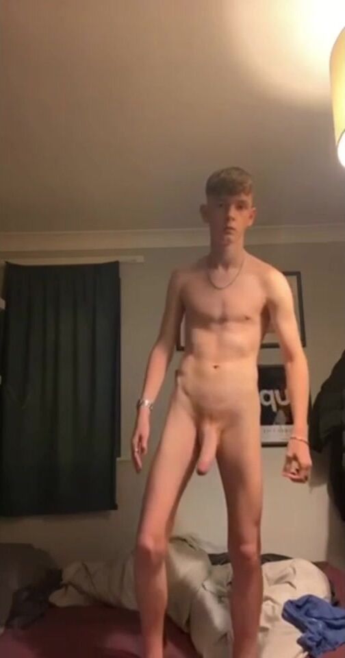 Grand ado mince se branle sa grosse bite