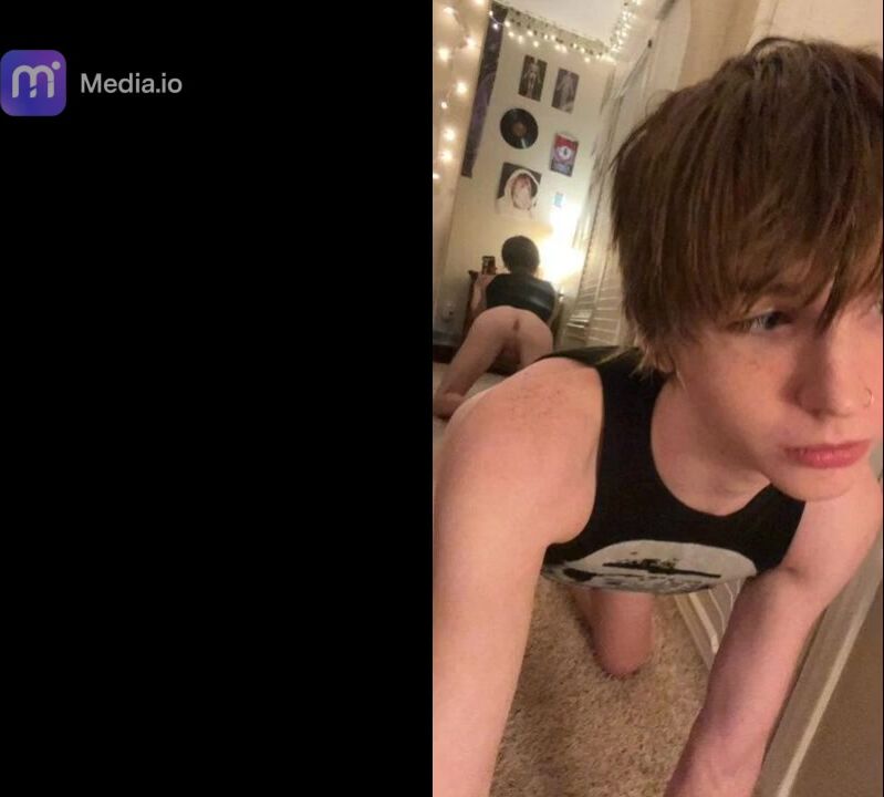 Ado maigre branle sa bite et expose son cul dans une compilation