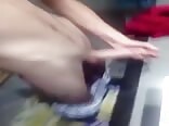 Dünner twink wichst seinen schwanz im solo-selfie