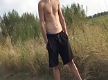 瘦削少年在乡间小路上脱光户外自慰