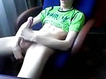 瘦弱的青少年在打飞机