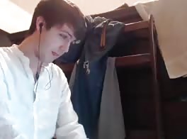 Adolescente delgado y blanco se masturba la polla dura